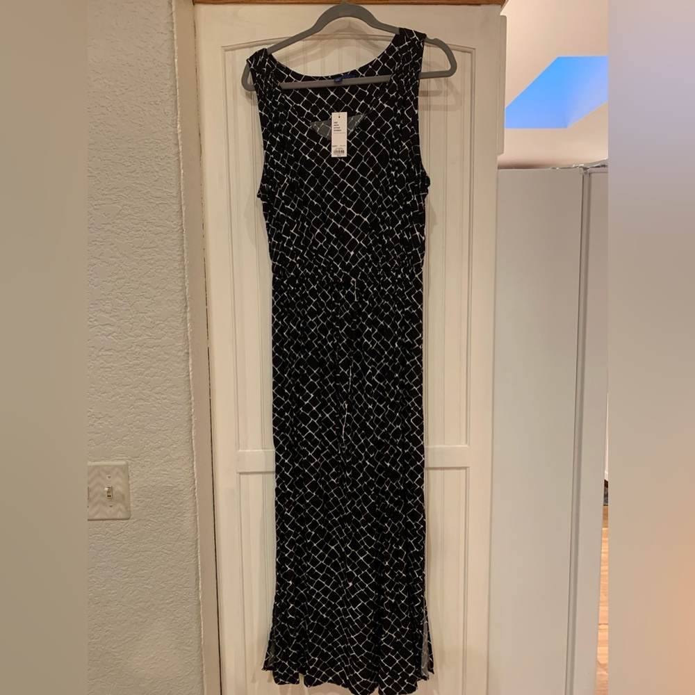 NWT  Apt 9 BLACK & WHITE DRESS, size Large, 100% rayon, slits on side